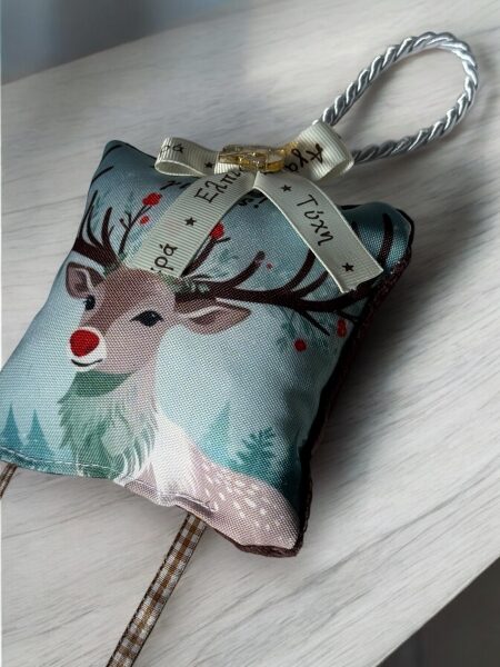 Χριστουγεννιάτικο Αρωματικό Μαξιλαράκι "Ταρανδάκι με φόντο Μέντα με Καφέ Βελούδο"