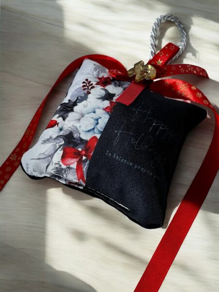 Χριστουγεννιάτικο Αρωματικό Μαξιλαράκι "Κόκκινο Φιόγκος και στολίδια με Μπλέ Βελούδο"